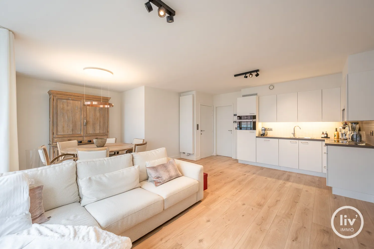 Instapklaar 2-kamer appartement op wandelafstand van de Zeedijk te Heist met terras.