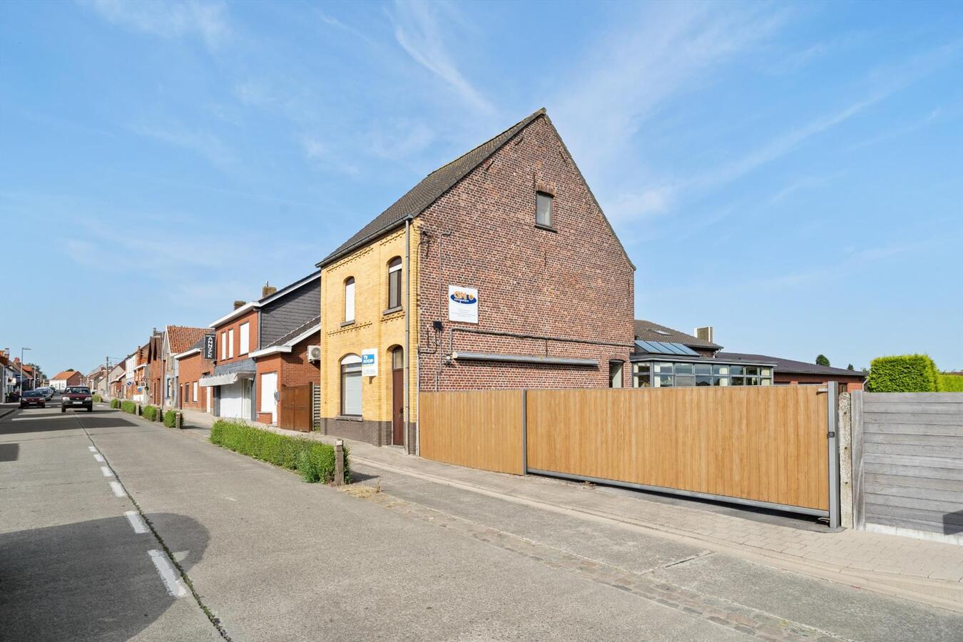 Vrijstaande woning met verwarmd zwembad op ruim perceel van 1813 m² 