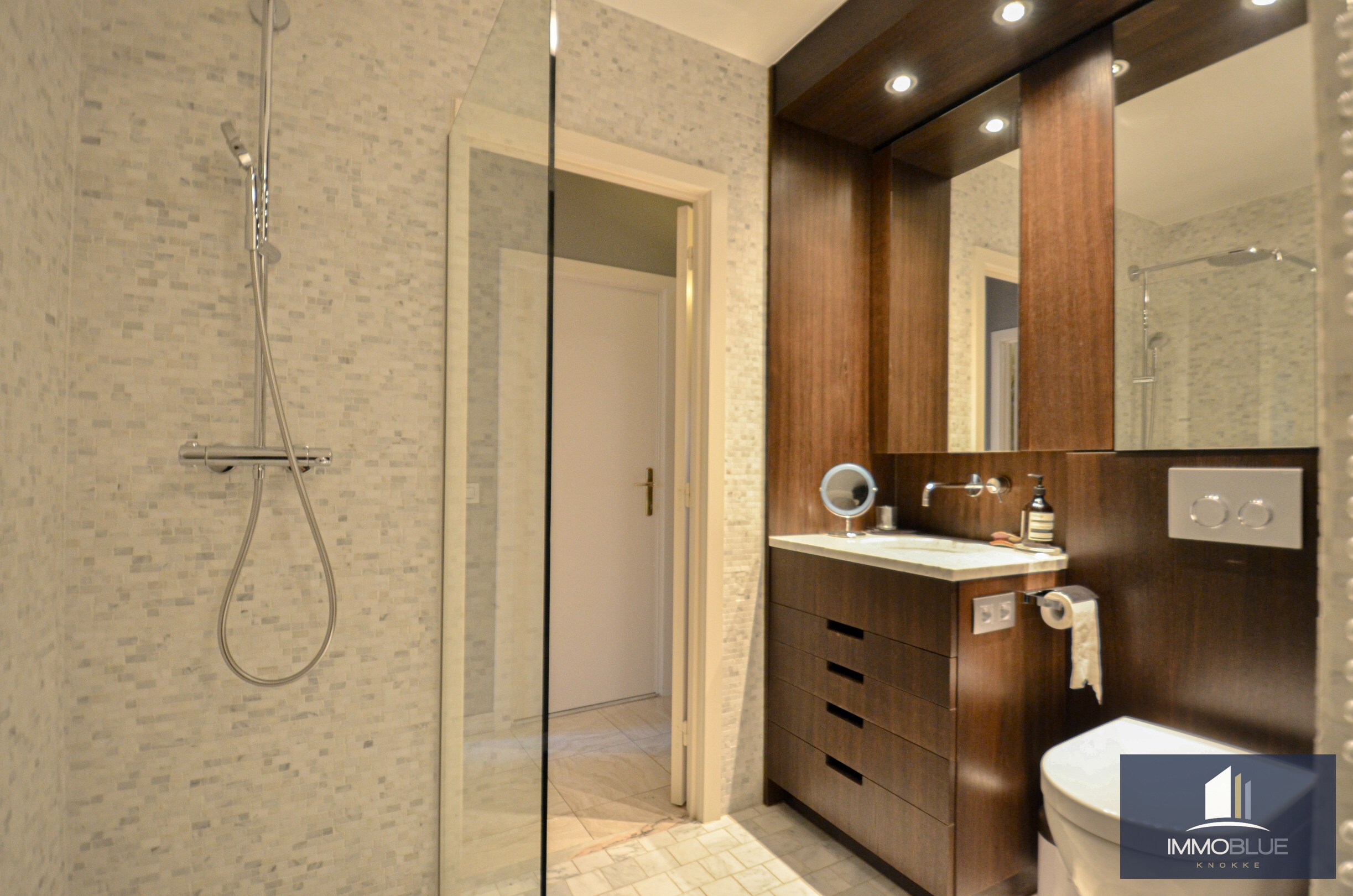 Lichtrijk hoekappartement met ruime terrassen gelegen in een klein residentie. 