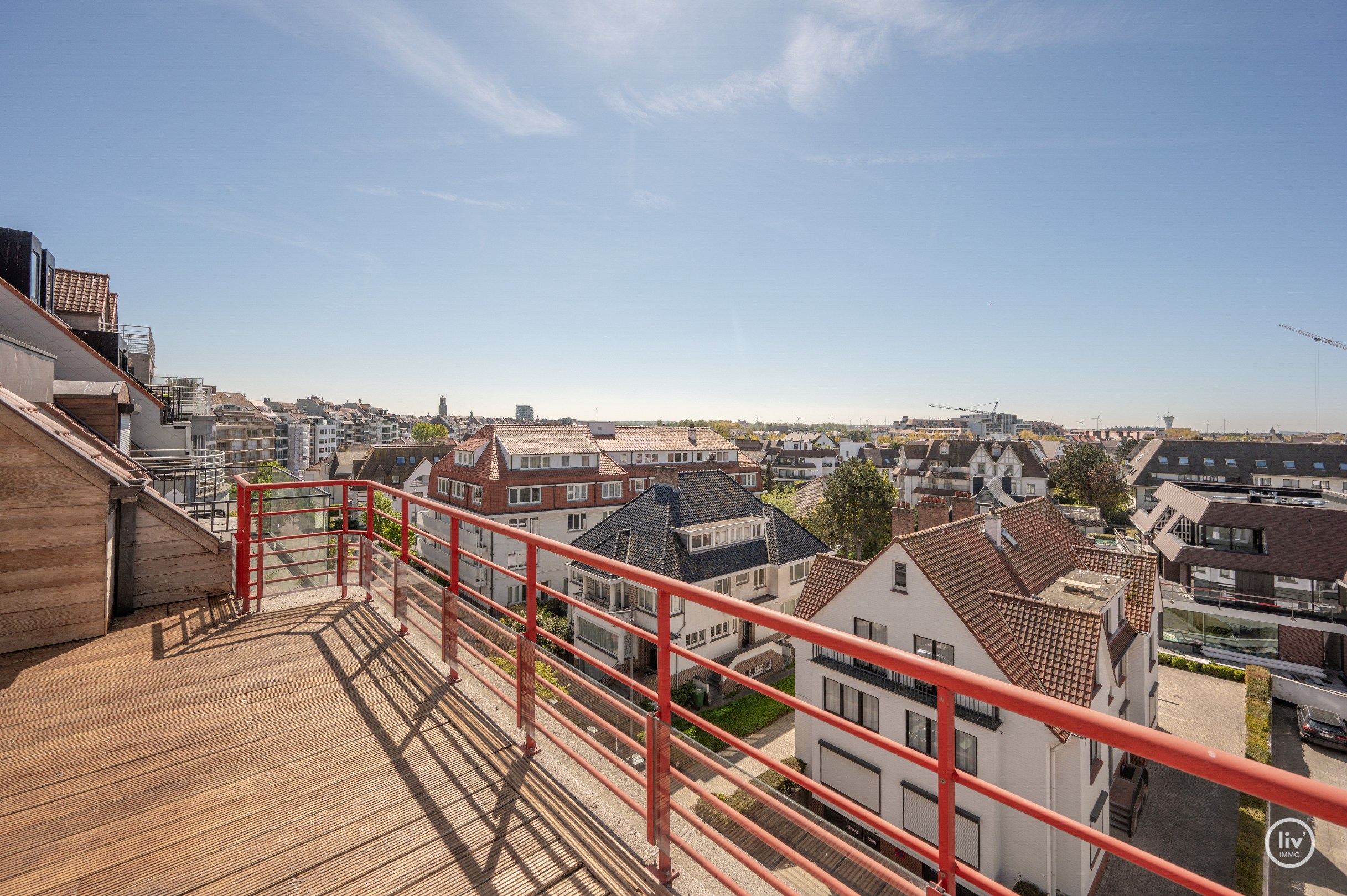 Prachtig en ruim 3-slaapkamerappartement met mooie terrassen en magnifiek open zicht alsook zeezicht.. 
