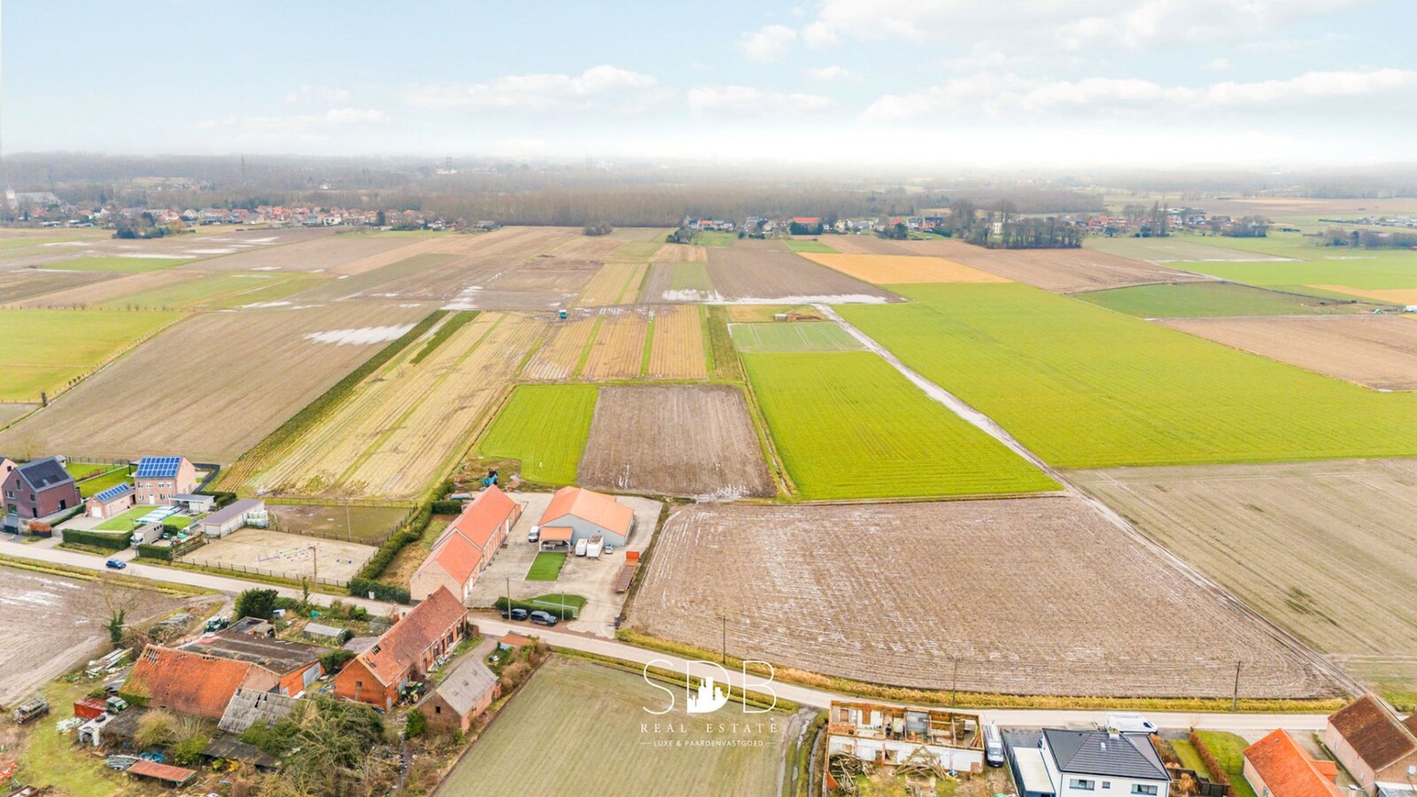 Prachtige villa in hoevestijl met bijgebouwen en graslanden op 89.070m² 