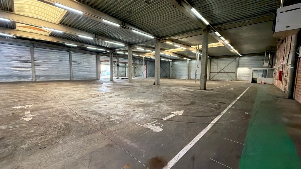 Magazijn met kantoren te huur langs E34 in Beveren