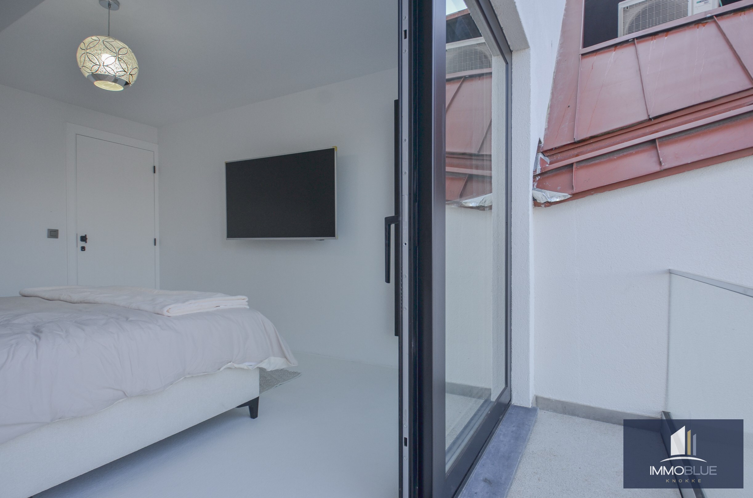 EXCLUSIEF : Duplexappartement met ruim terras gelegen in een kleinschalige nieuwbouwresidentie in Art Deco-stijl. 