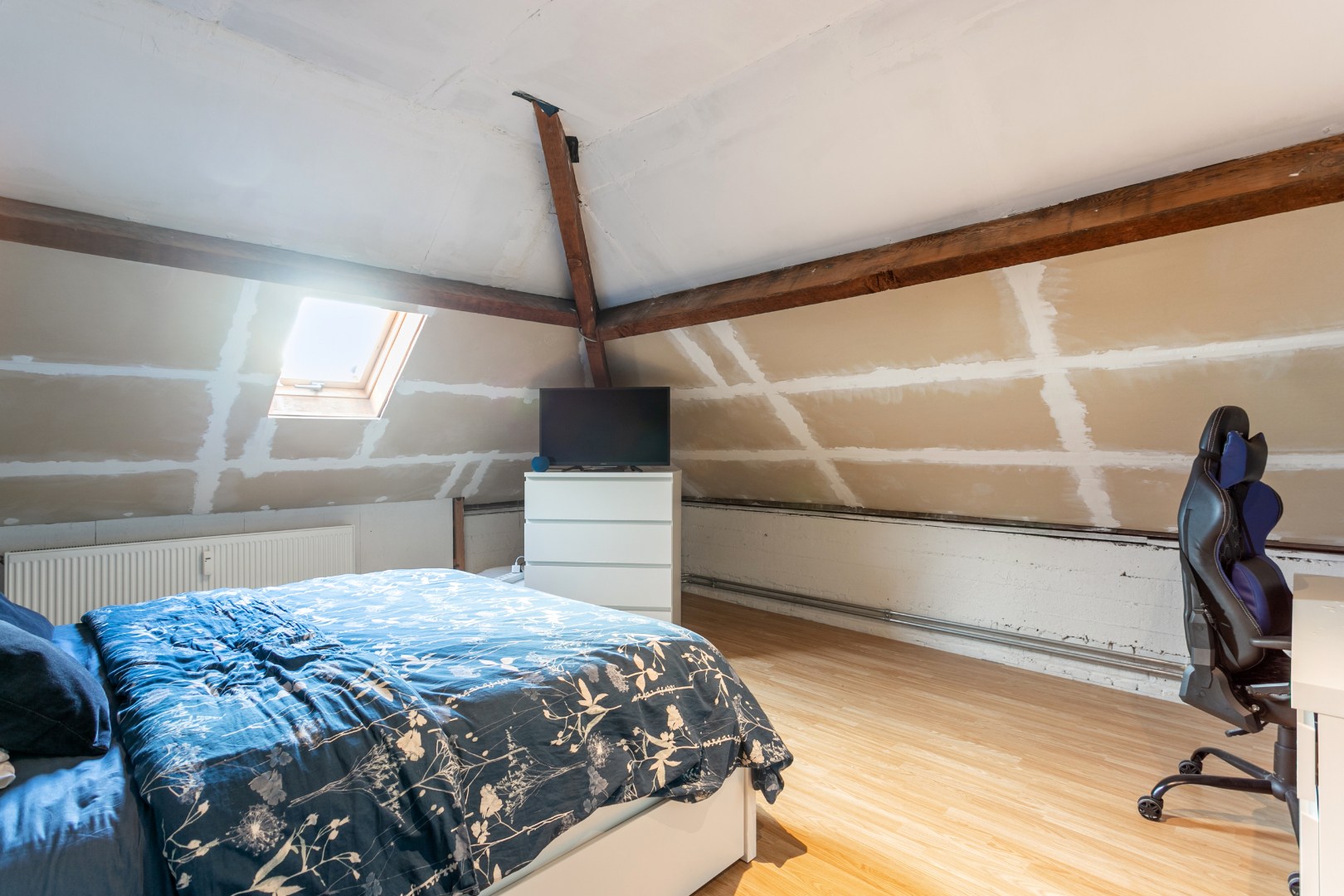 App 200m² met 3 slpks, terras en autostaanplaats te Halle 