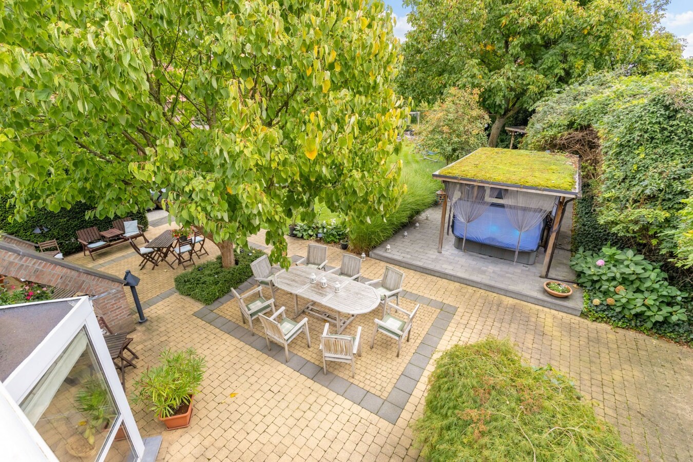 Instapklaar landhuis met bewezen B&amp;B, wellness, dierenfaciliteiten en uitzonderlijk privacy wonen en ondernemen in Maasmechelen. 