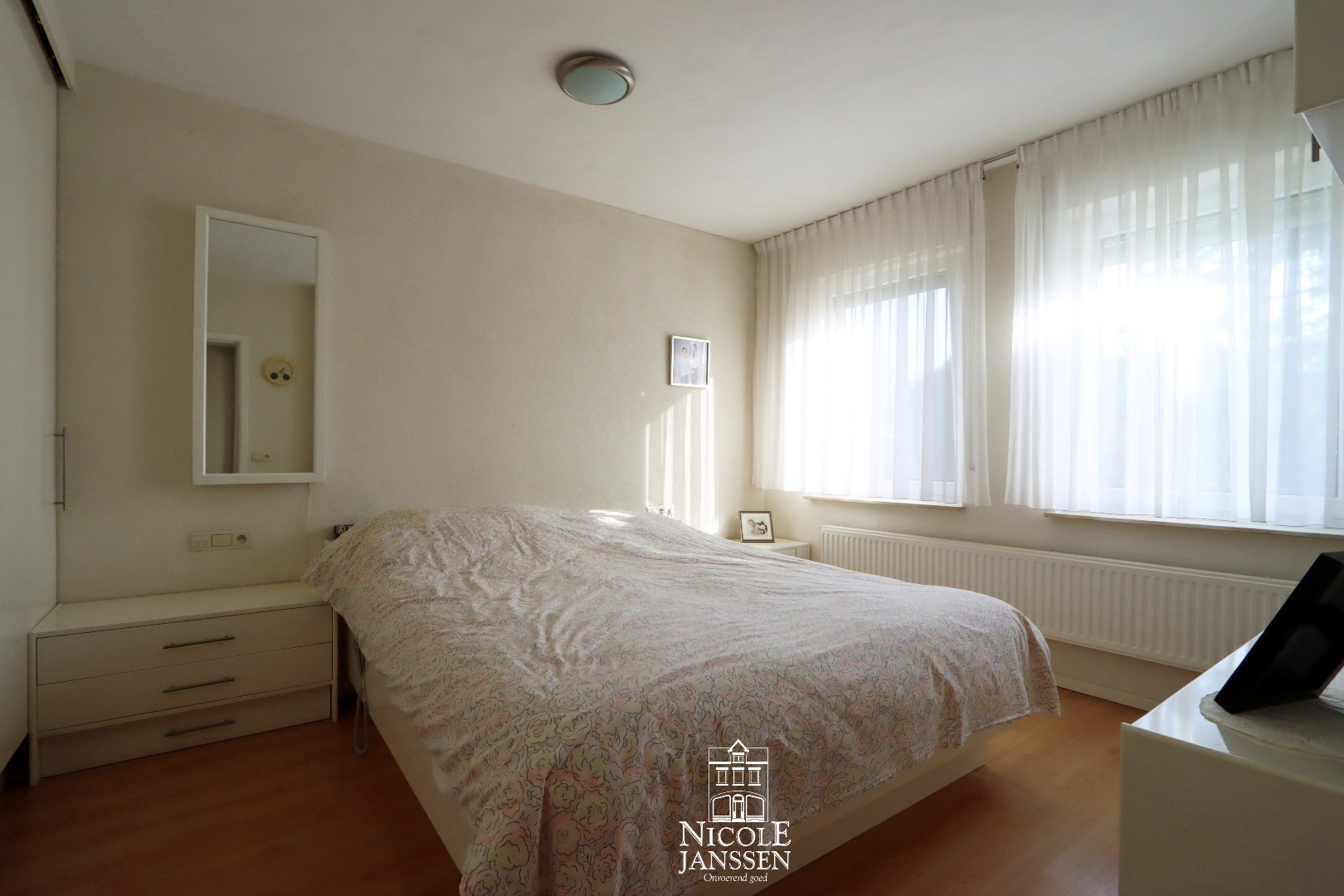 Met vaste kastenwand 