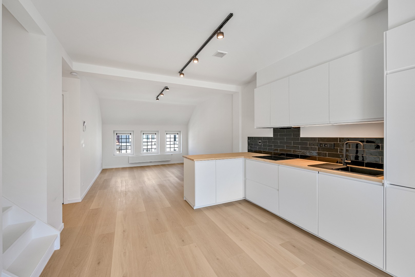 VERHUURD Stijlvol wonen in een  gerenoveerd appartement nabij Station Gent-Sint-Pieters 