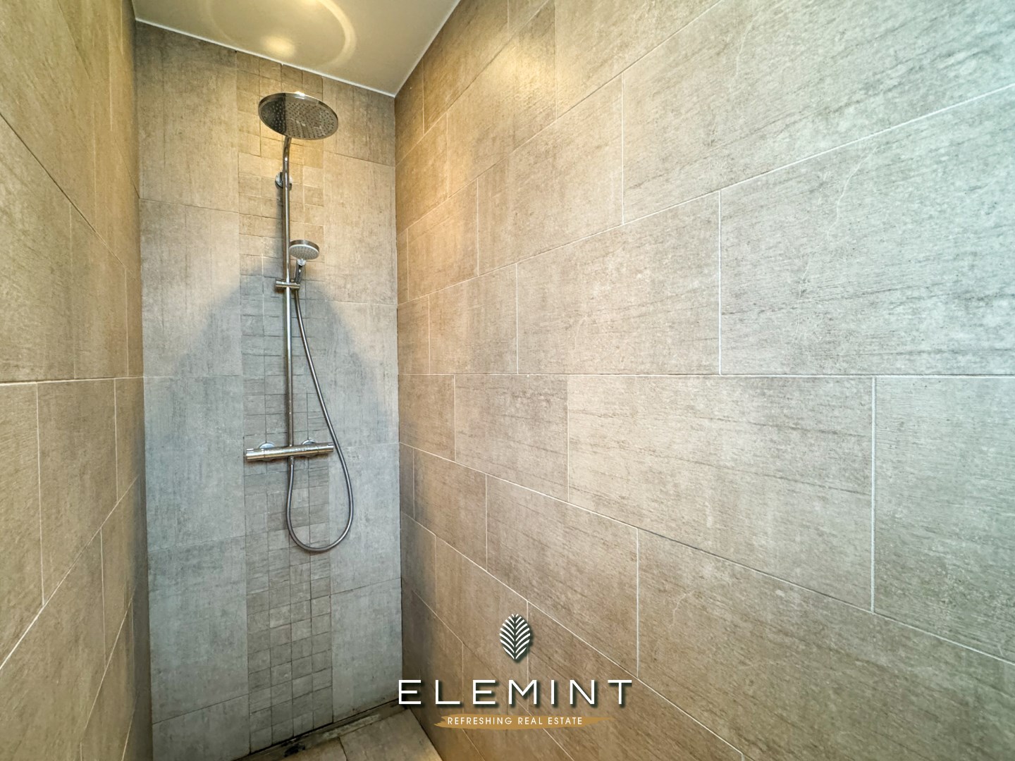 Rekkem. Ruime halfopen woning met 5 slaapkamers, tuin &amp; garage 