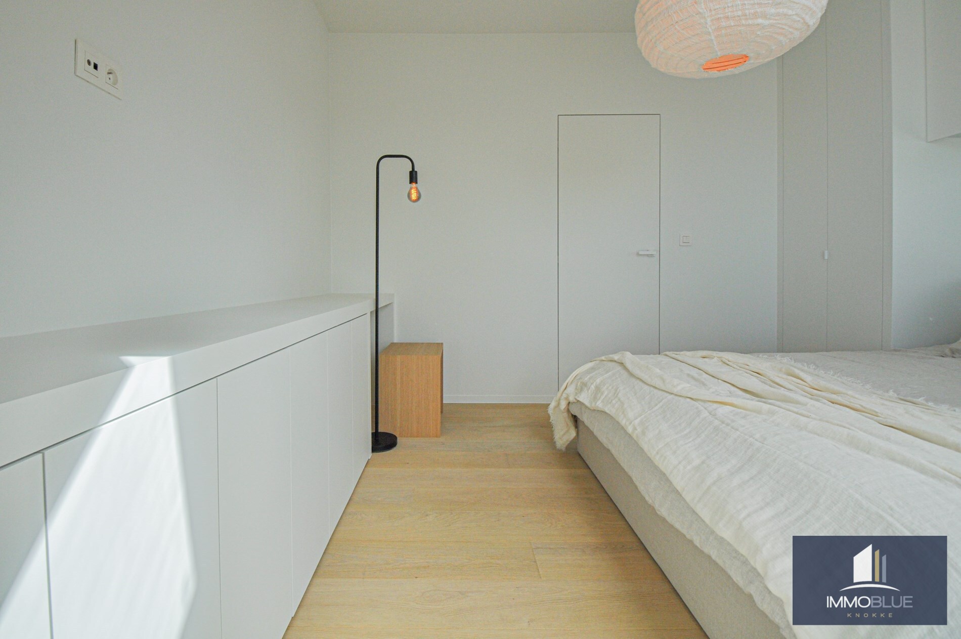 Appartement entièrement rénové avec une grande terrasse ensoleillée. 