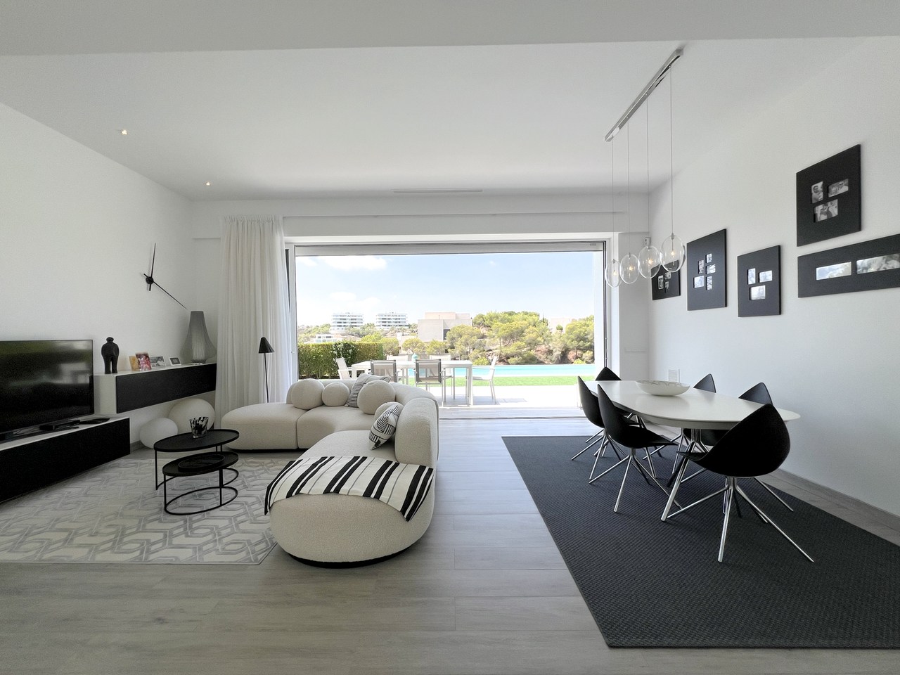 Bienvenue dans la Communauté Adelfa, une oasis exclusive au cœur du Las Colinas Golf &amp; Country Club. Ici, vous pourrez profiter de la nature préservée et du climat agréable du sud-est de l'Espagne 