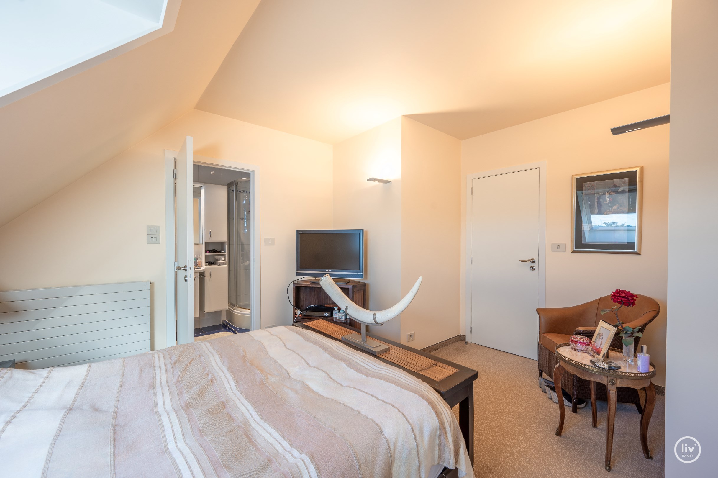 Uitzonderlijk dakappartement met een schitterend zonneterras en een prachtig open zicht over de villa's van het Zoute, gelegen tussen het centrum van Knokke. 