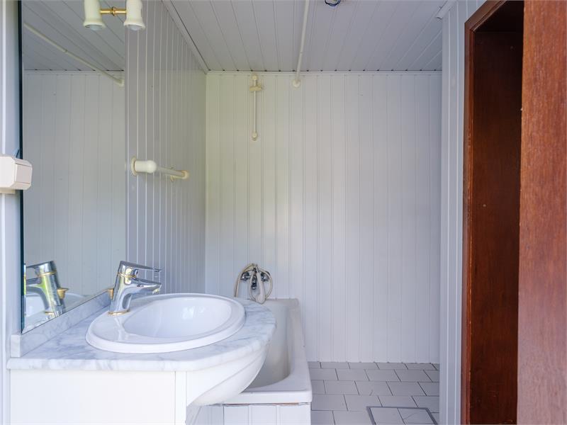 Een buitenkans van een renovatieproject: te renoveren rijwoning in centrum van Eeklo 