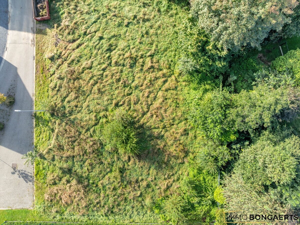 Halfopen bouwgrond op een rustige locatie 