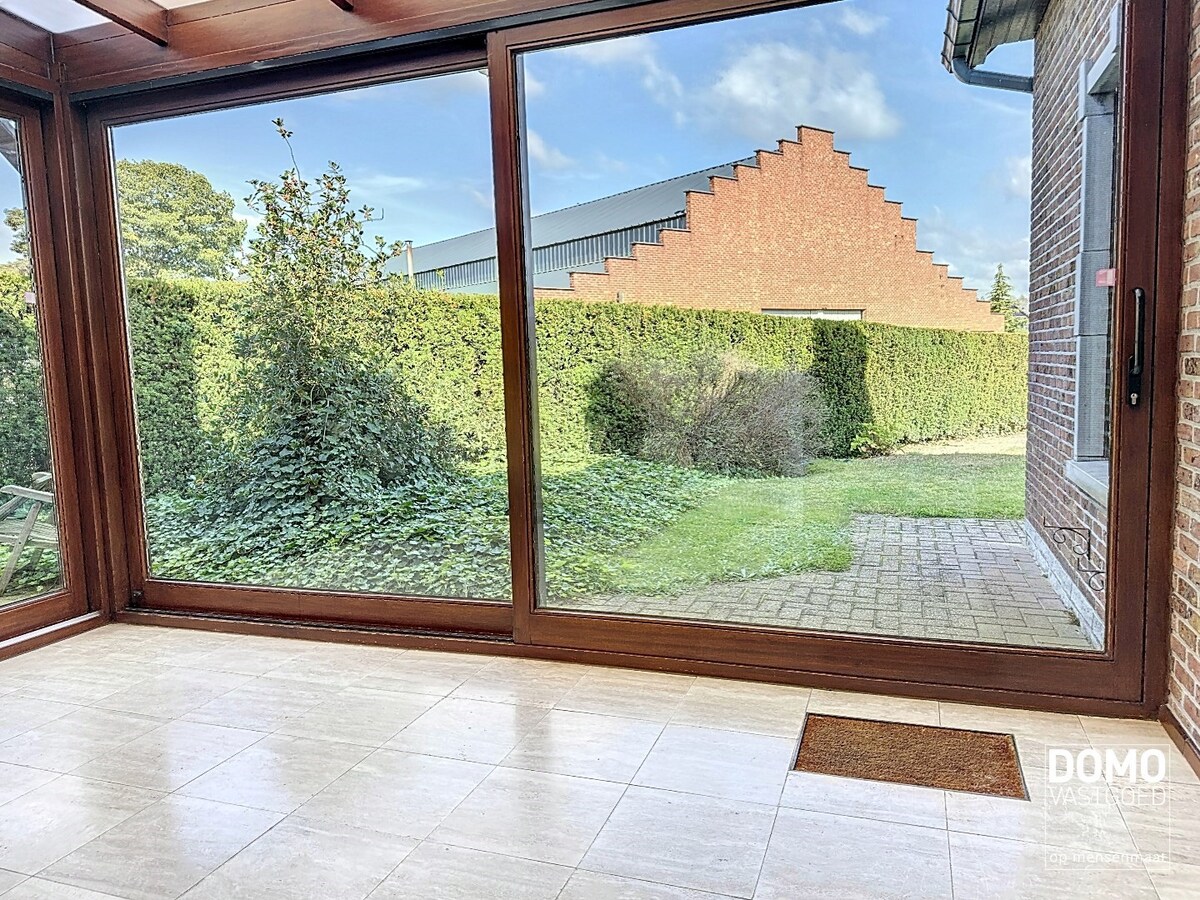 Ruime open bebouwing woning met afgesloten tuin te Kermt. 