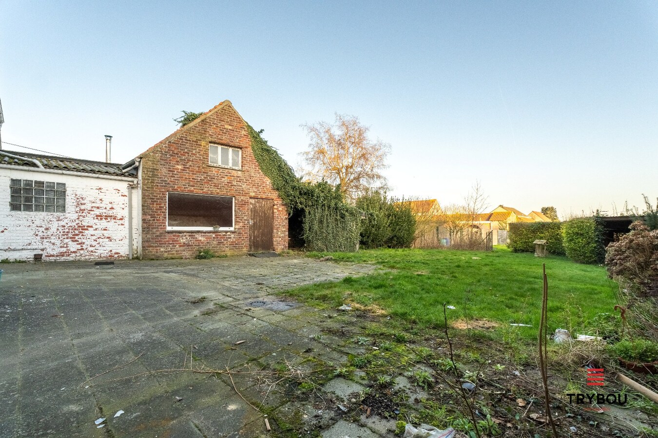 Te renoveren woning met garage en diepe tuin 