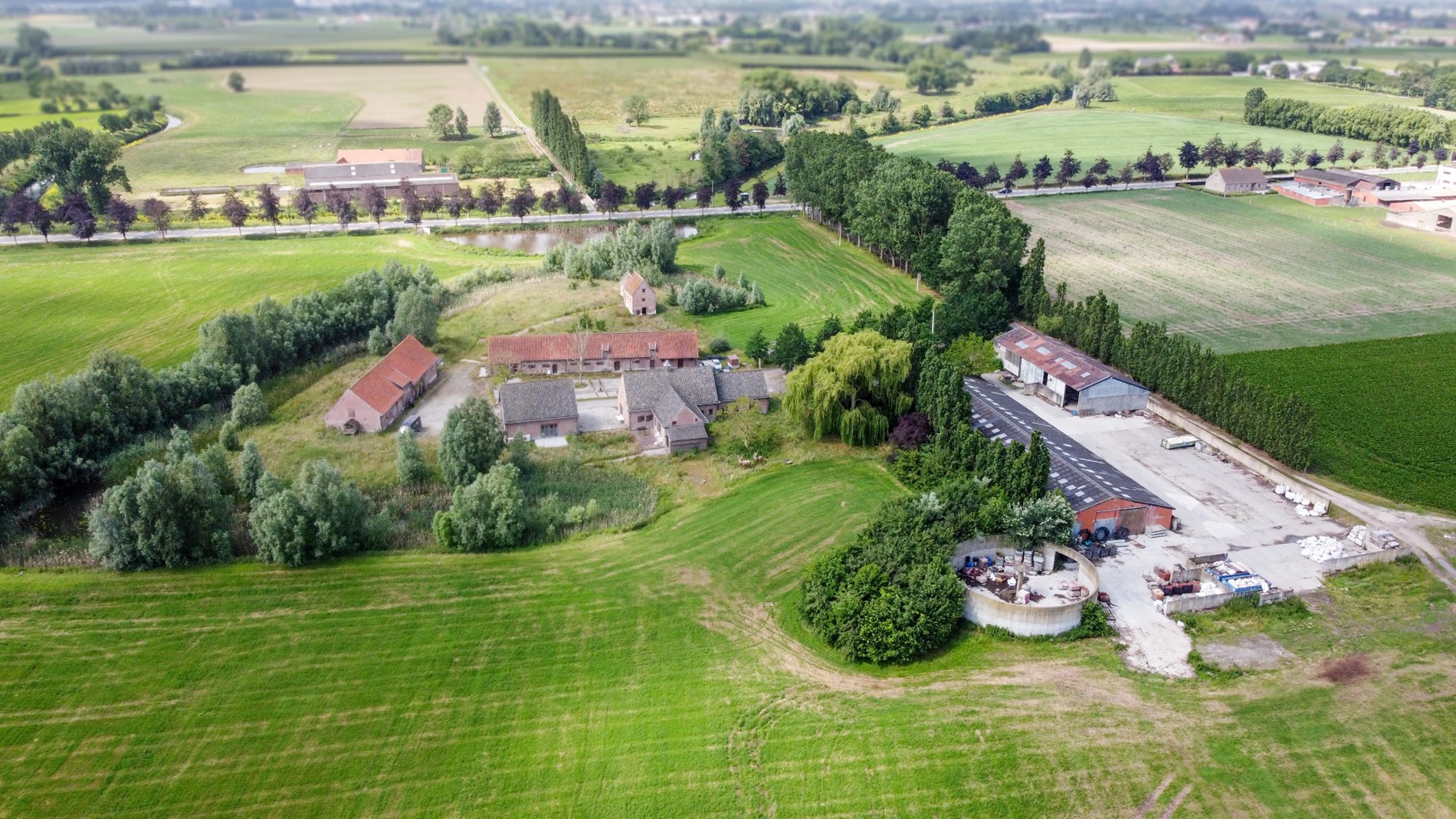 Authenthieke hoeve met bijgebouwen op een domein van ca 2,3 hectare 