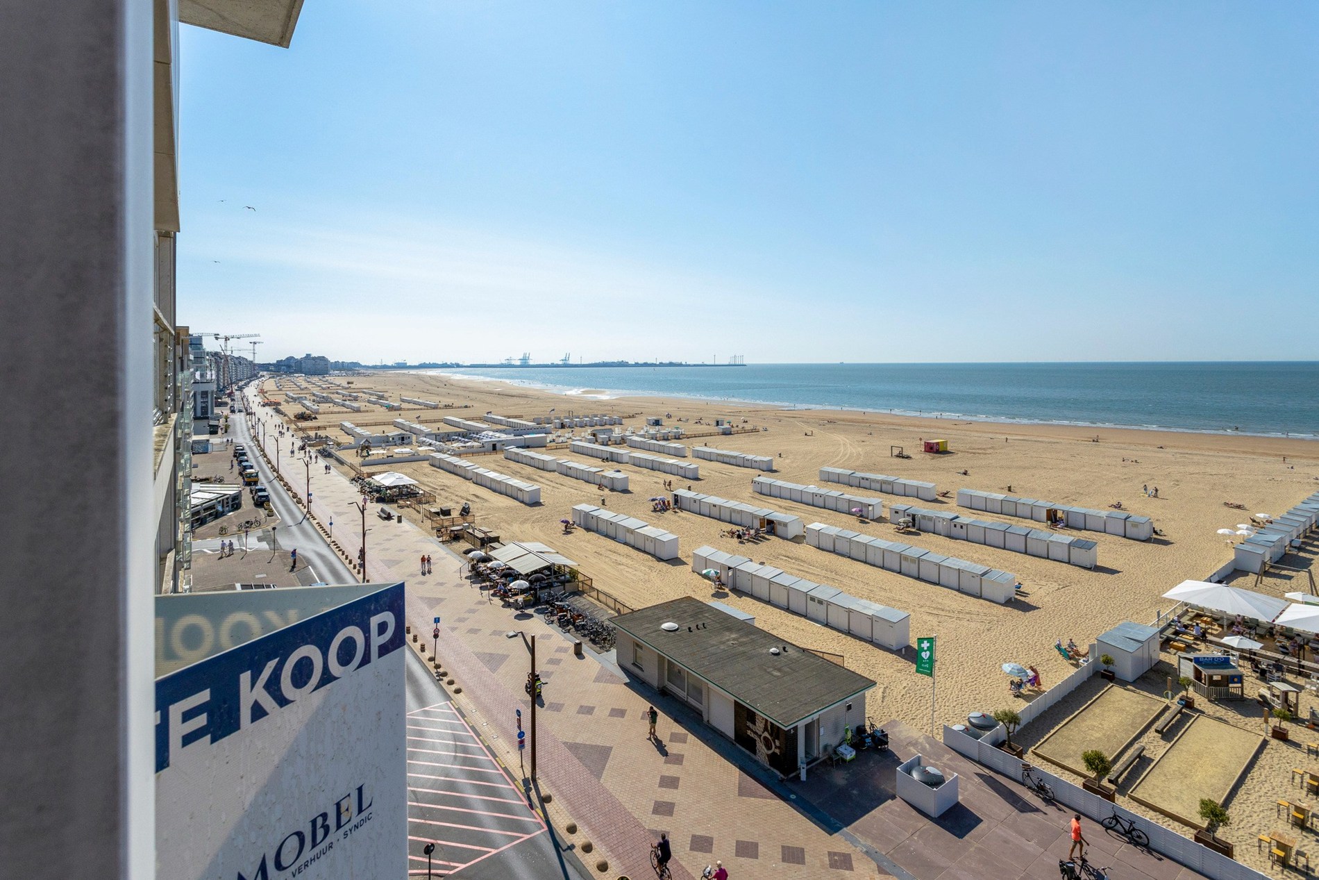 Appartement de vacances confortable et magnifiquement rénové avec vue frontale sur la mer, situé près de la place Rubens. 