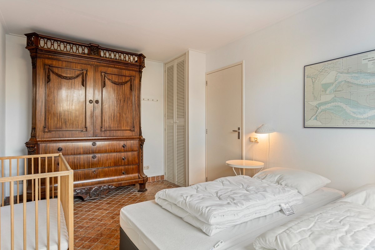 T.A. Makelaardij biedt aan: moderne architectonische vrijstaande villa met extra brede vrijstaande garage en royale private tuin rondom. 