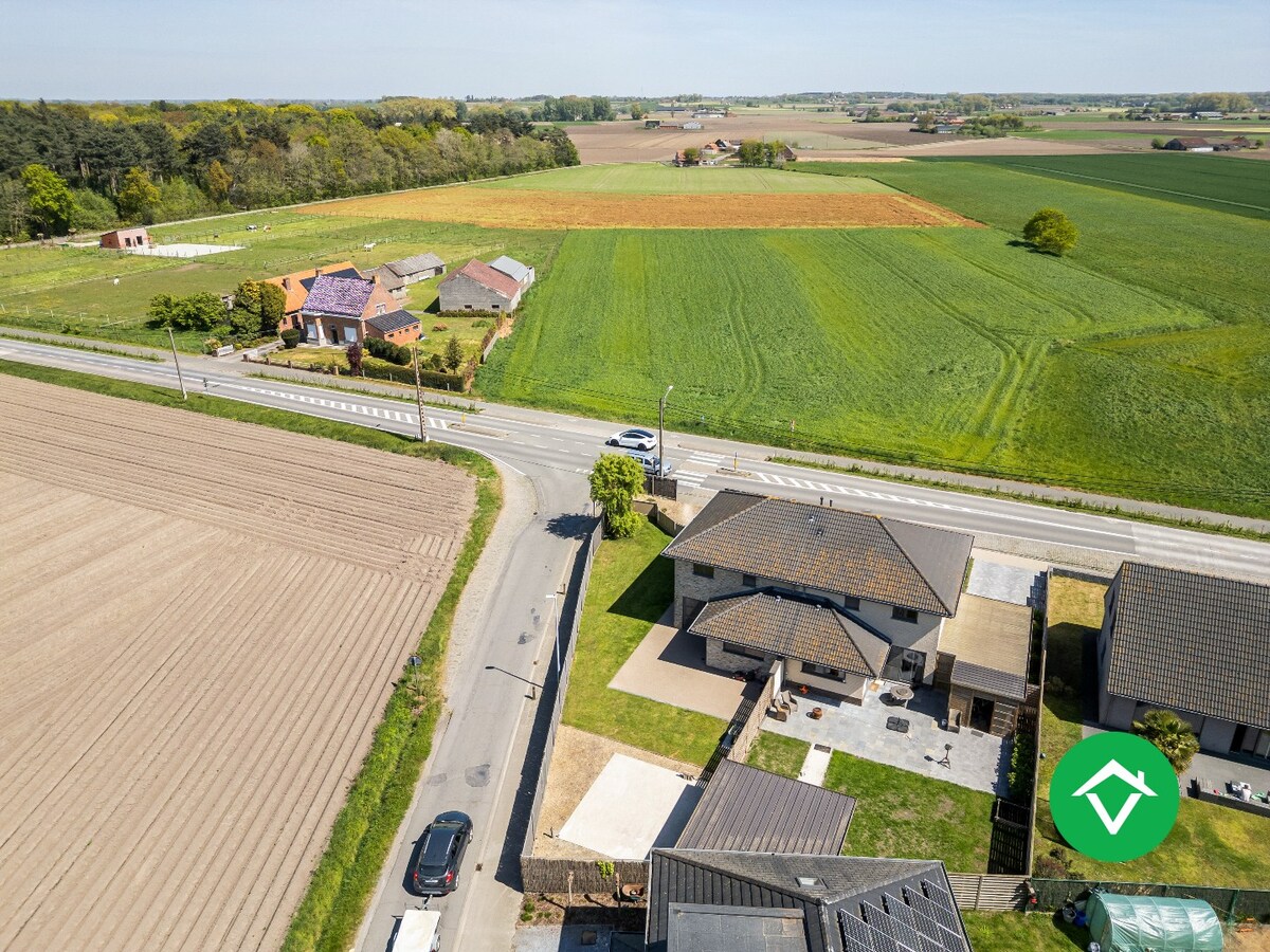 Recente woning (2011) met 3 slaapkamers, inpandige garage en vergezichten te Koekelare 