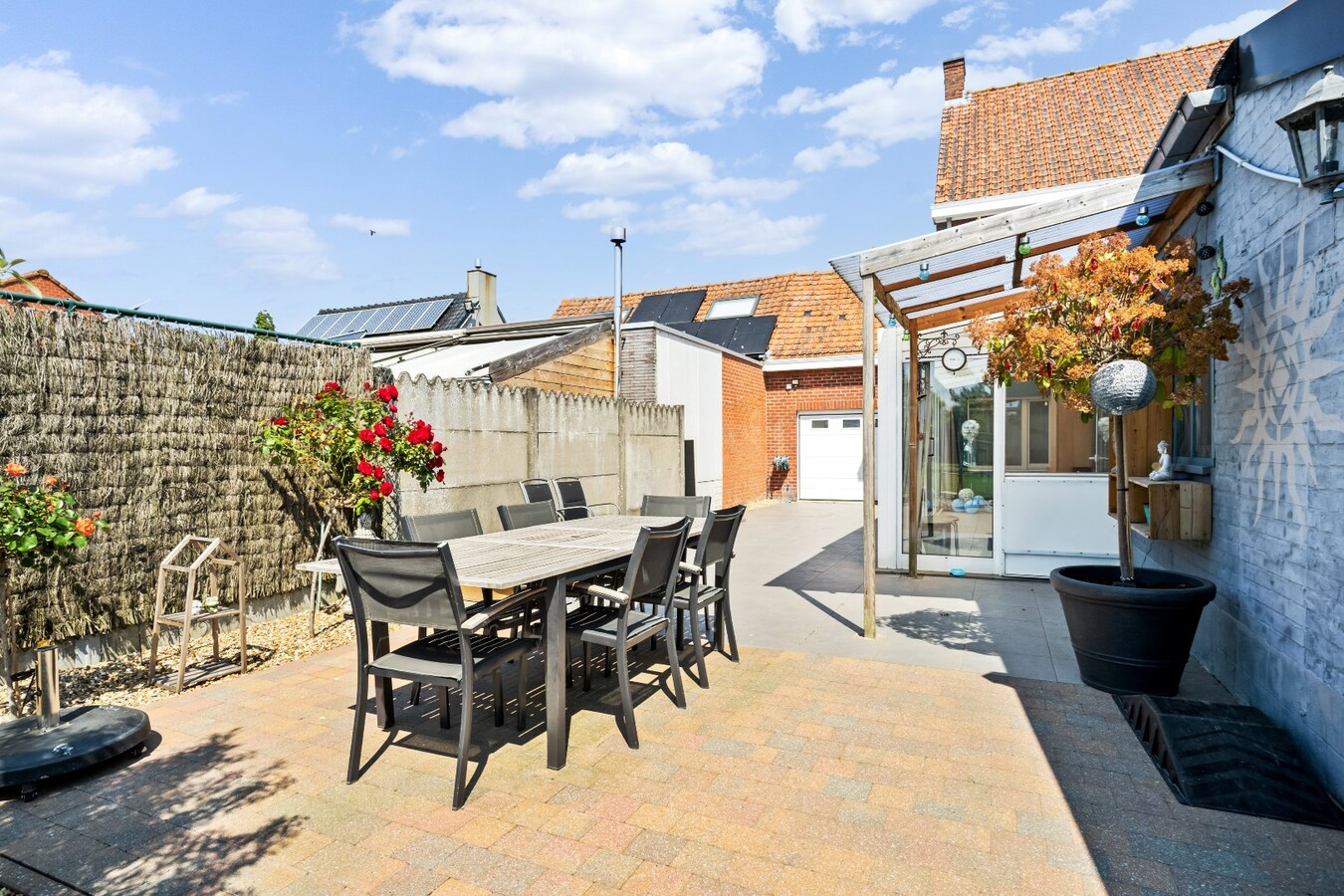 Centraal gelegen woning op uiterst ruim perceel van 1784 m² 