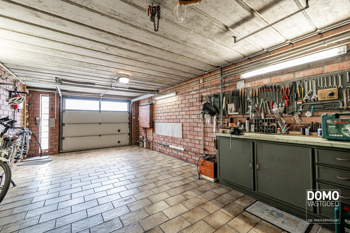GERENOVEERDE, INSTAPKLARE GEZINSWONING MET 4 SLAAPKAMERS TE TUILT 