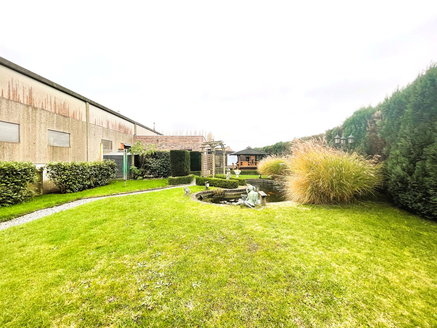 Woning met ruim magazijn op 2266 m² 