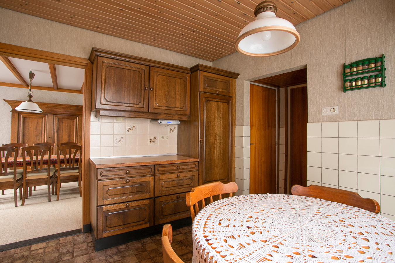 Vrijstaande eengezinswoning met garage en carport. 