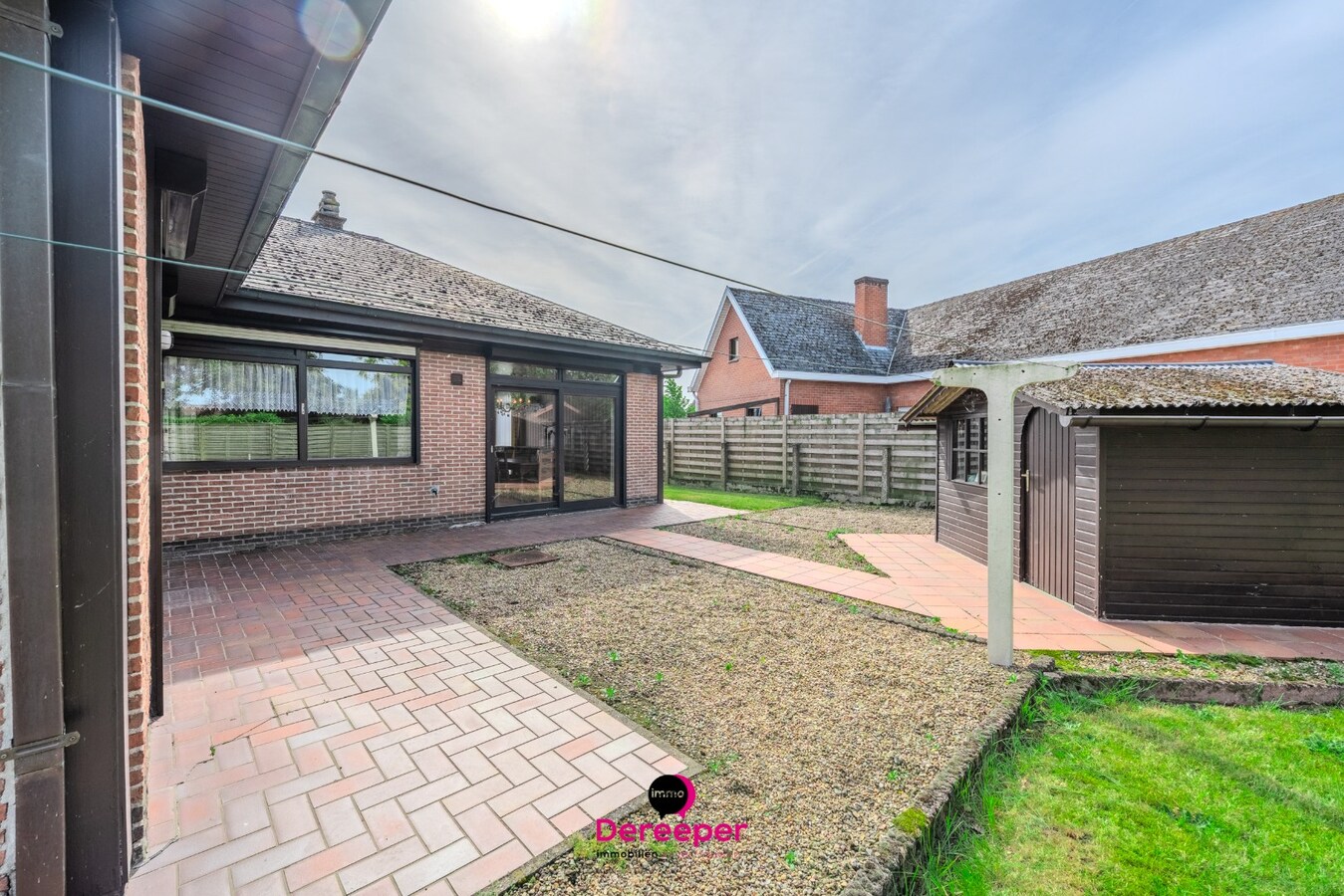Te renoveren bungalow op ruim perceel van 678 m² 