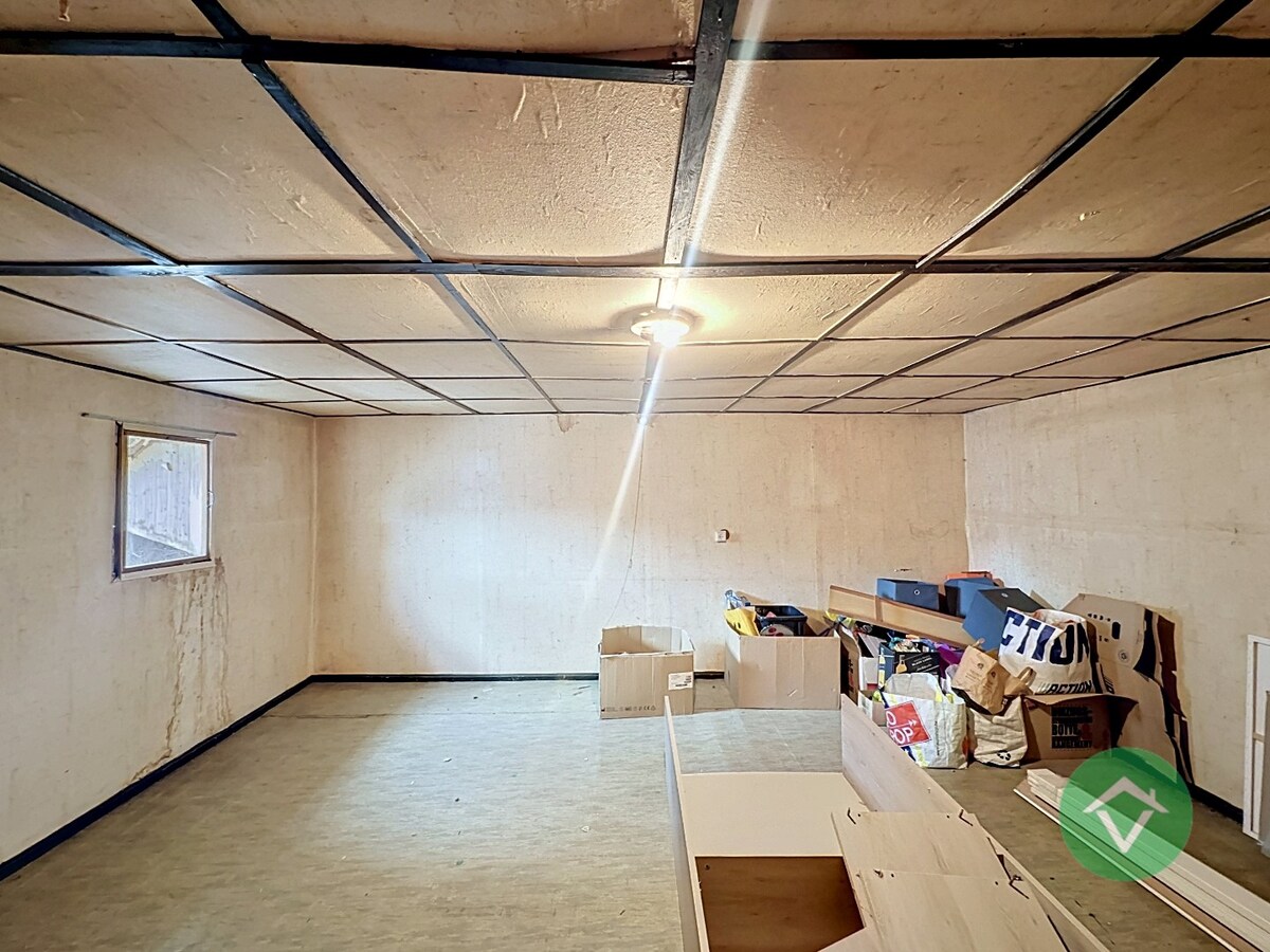 Op te frissen gezinswoning met vier slaapkamers, inpandige garage te Koekelare 