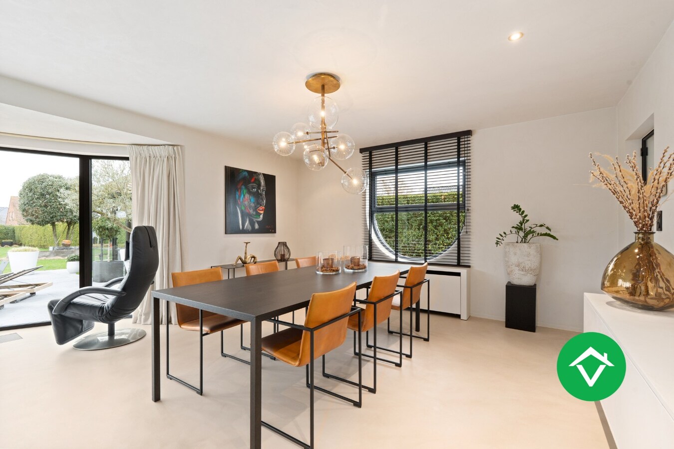 Stijlvolle alleenstaande villa met luxueus interieur en vier slaapkamers te Roeselare 