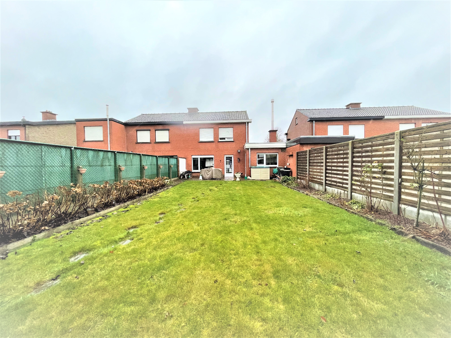 Woning met 3 slaapkamers en garage in rustige buurt 