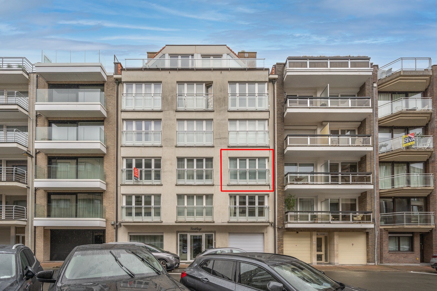 Appartement de 2 chambres entièrement rénové et élégant avec une grande TERRASSE situé à proximité de l'avenue Dumortier. 