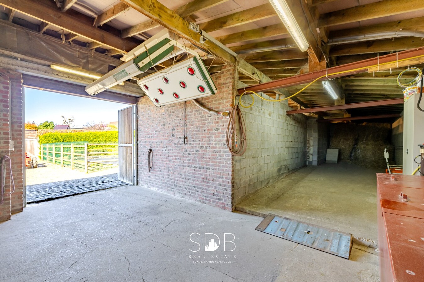 Landelijke woning met stalgebouw, buitenpiste en graslanden 