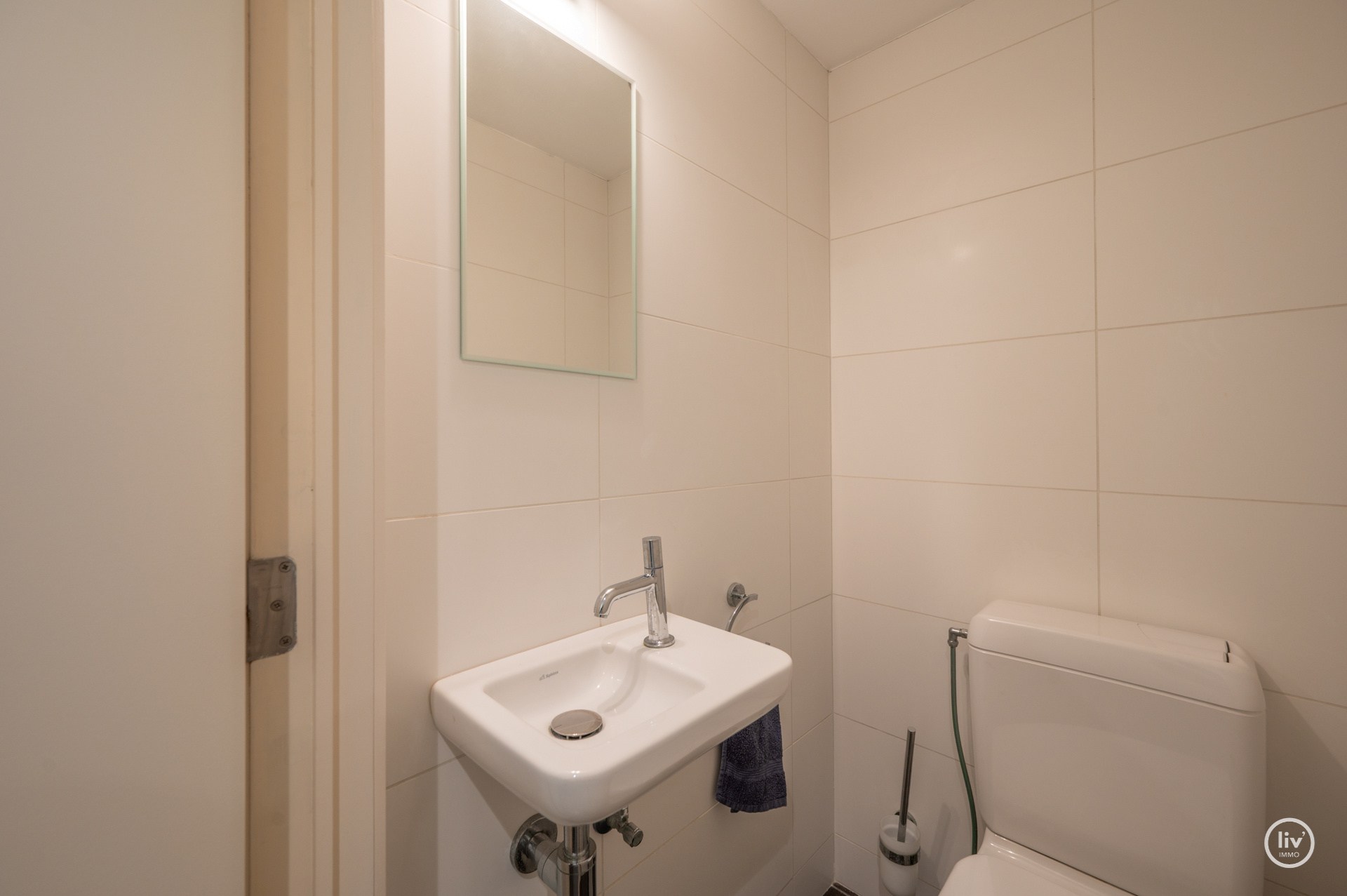 Instapklaar 2-slaapkamerappartement  gelegen te Piers de Raveschootlaan, vlakbij de Lippenslaan. 