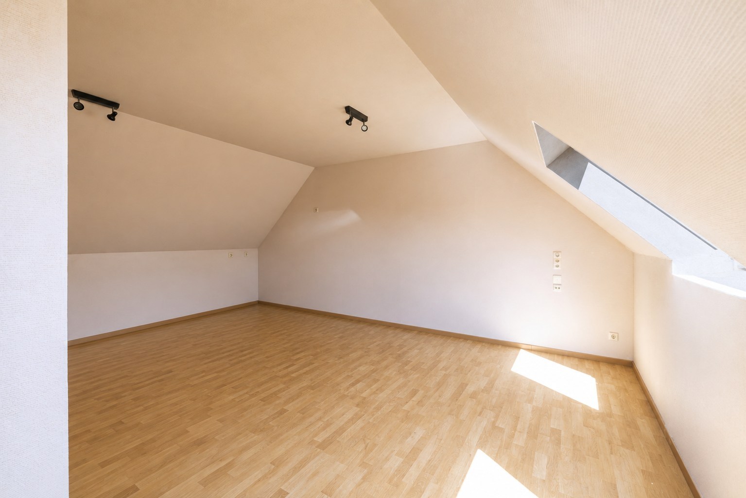 Instapklaar duplexappartement met ruim terras op centrale ligging te Wetteren 