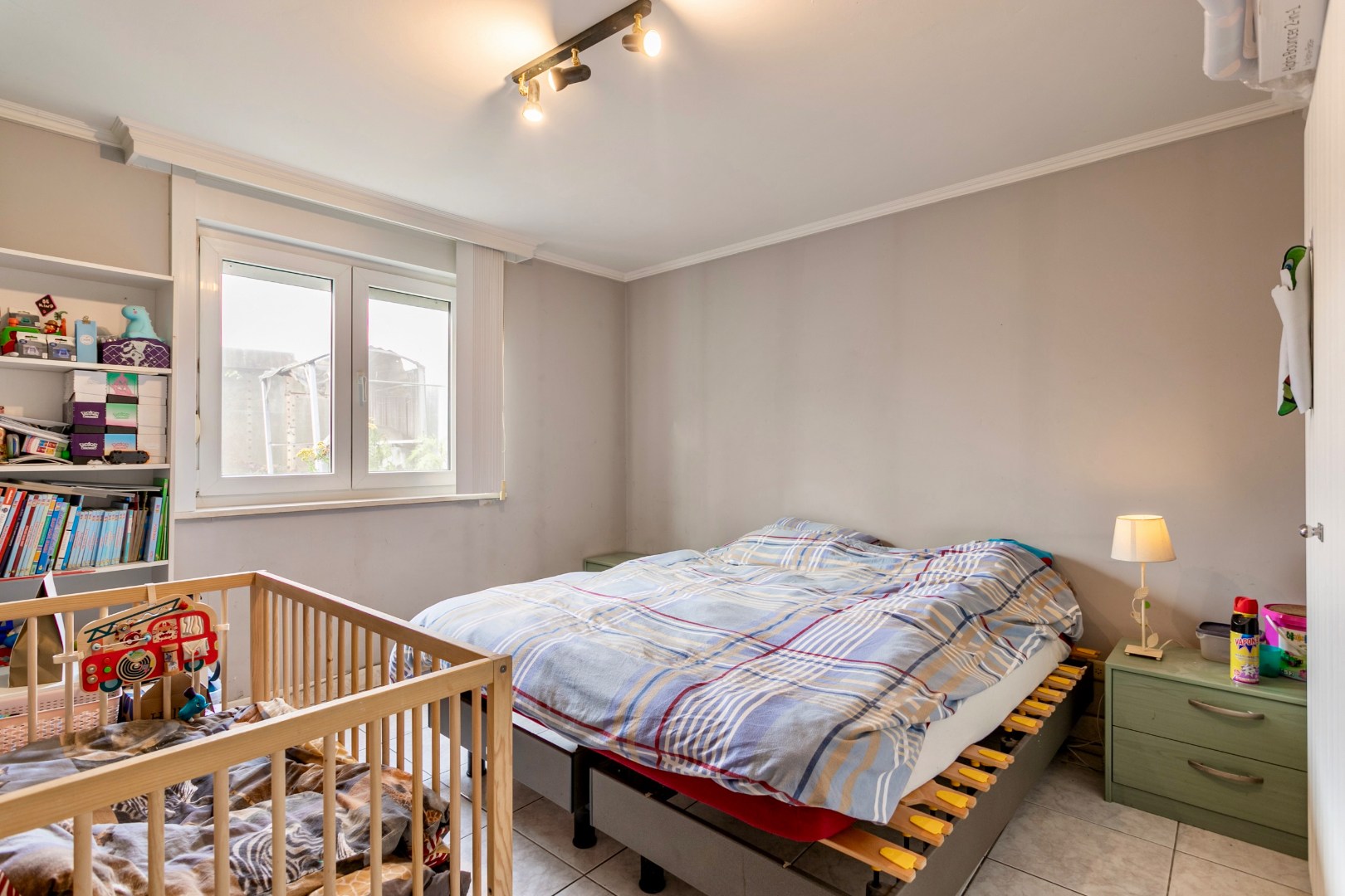 Ruime, te renoveren woning met 3 slpk en garage 