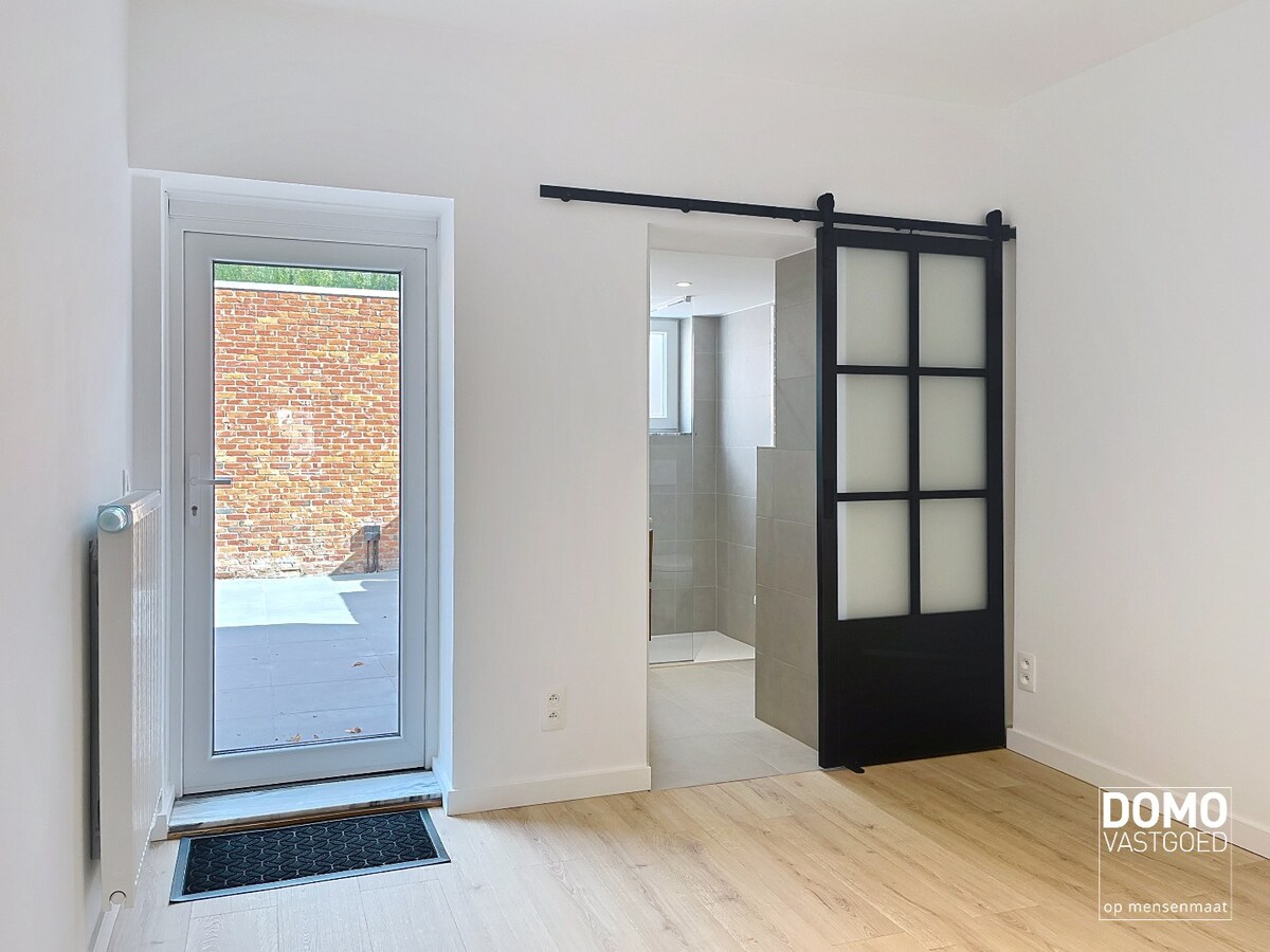 VOLLEDIG GERENOVEERD APPARTEMENT MET TERRAS EN GARAGE TE HASSELT 