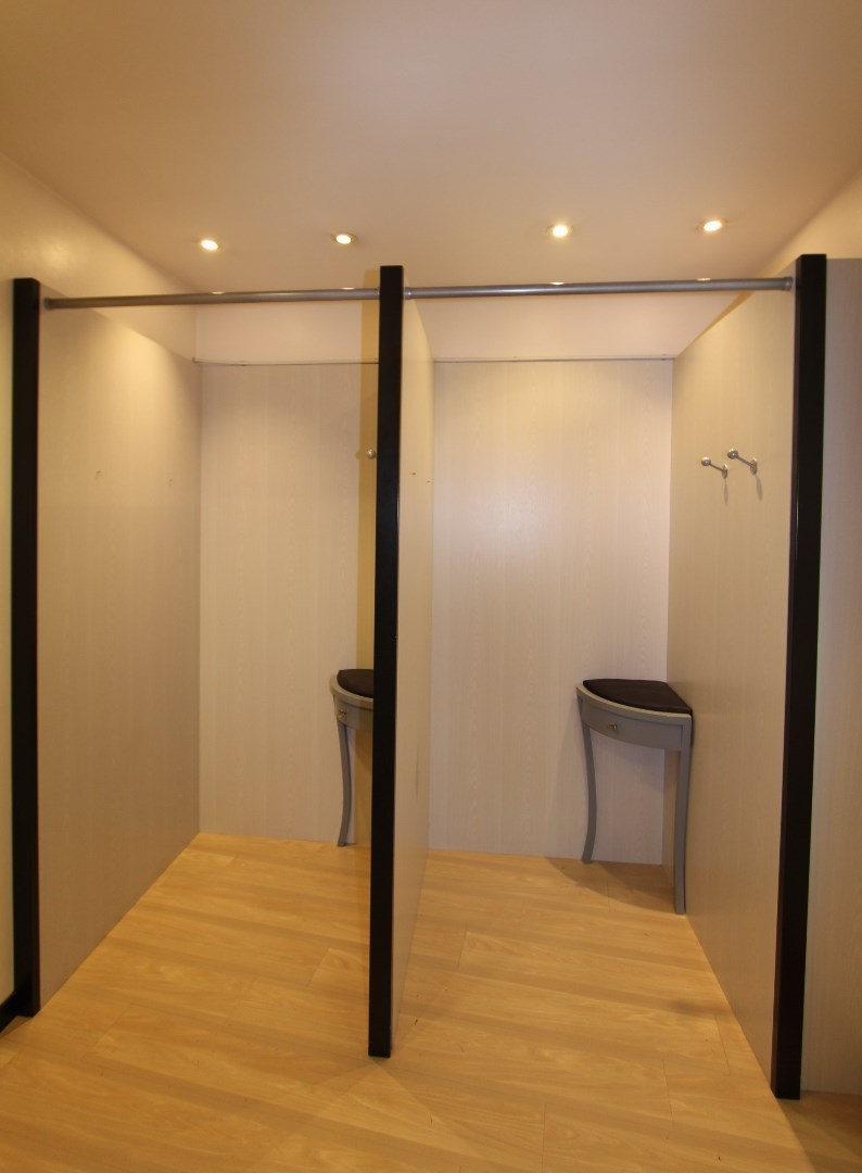 Authentiek gebouw met instapklare handelsruimte en te renoveren verdiepingen 