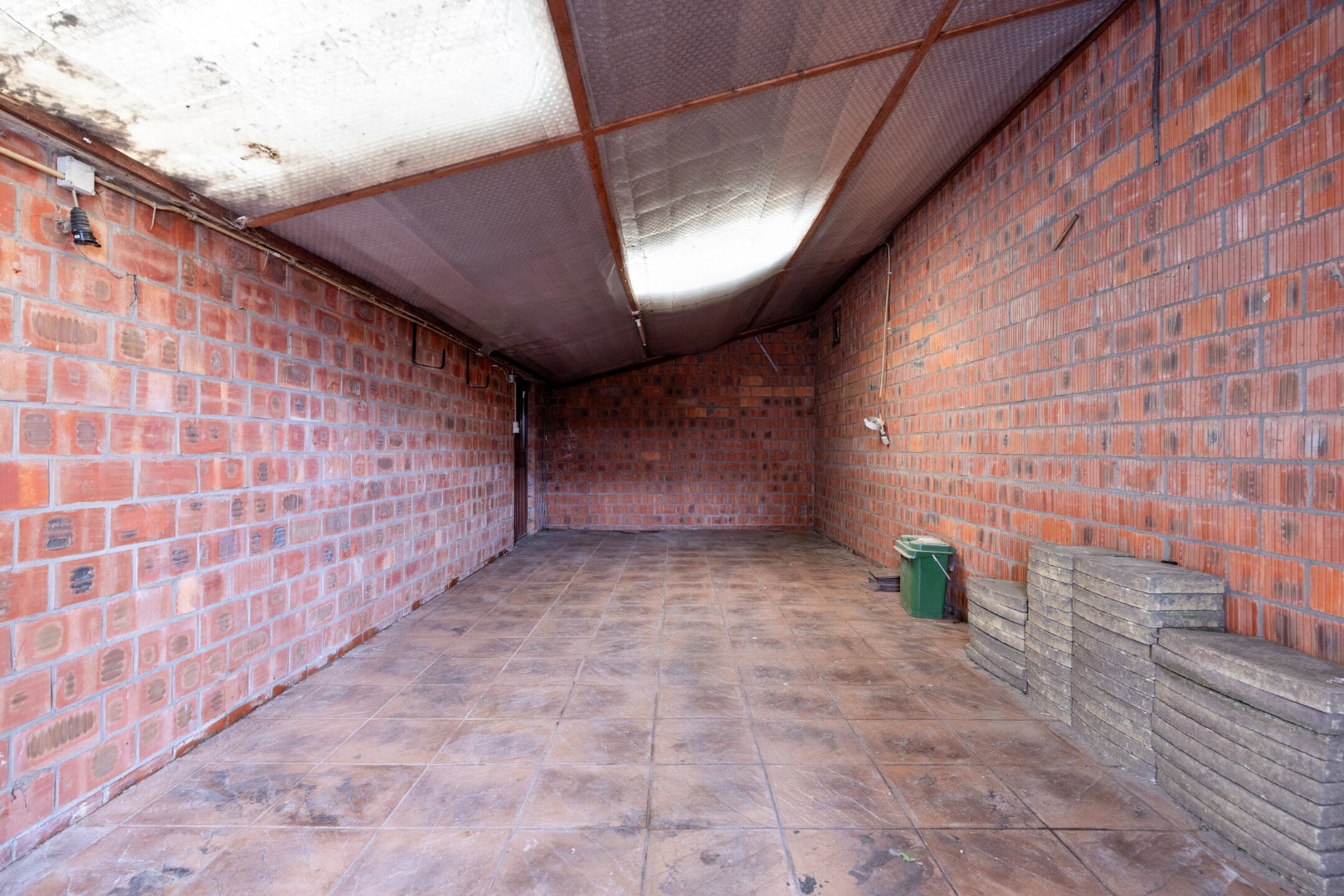 Te renoveren woning met 4 slpk. en gezellige stadstuin op een centrale ligging in Geel 