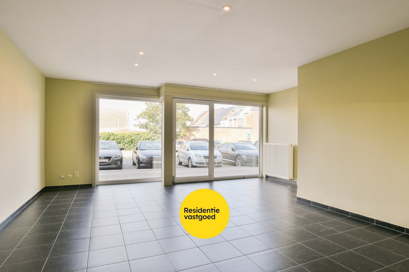 Gelijkvloersappartement met ondergrondse parkeerplaats te koop te Eernegem 