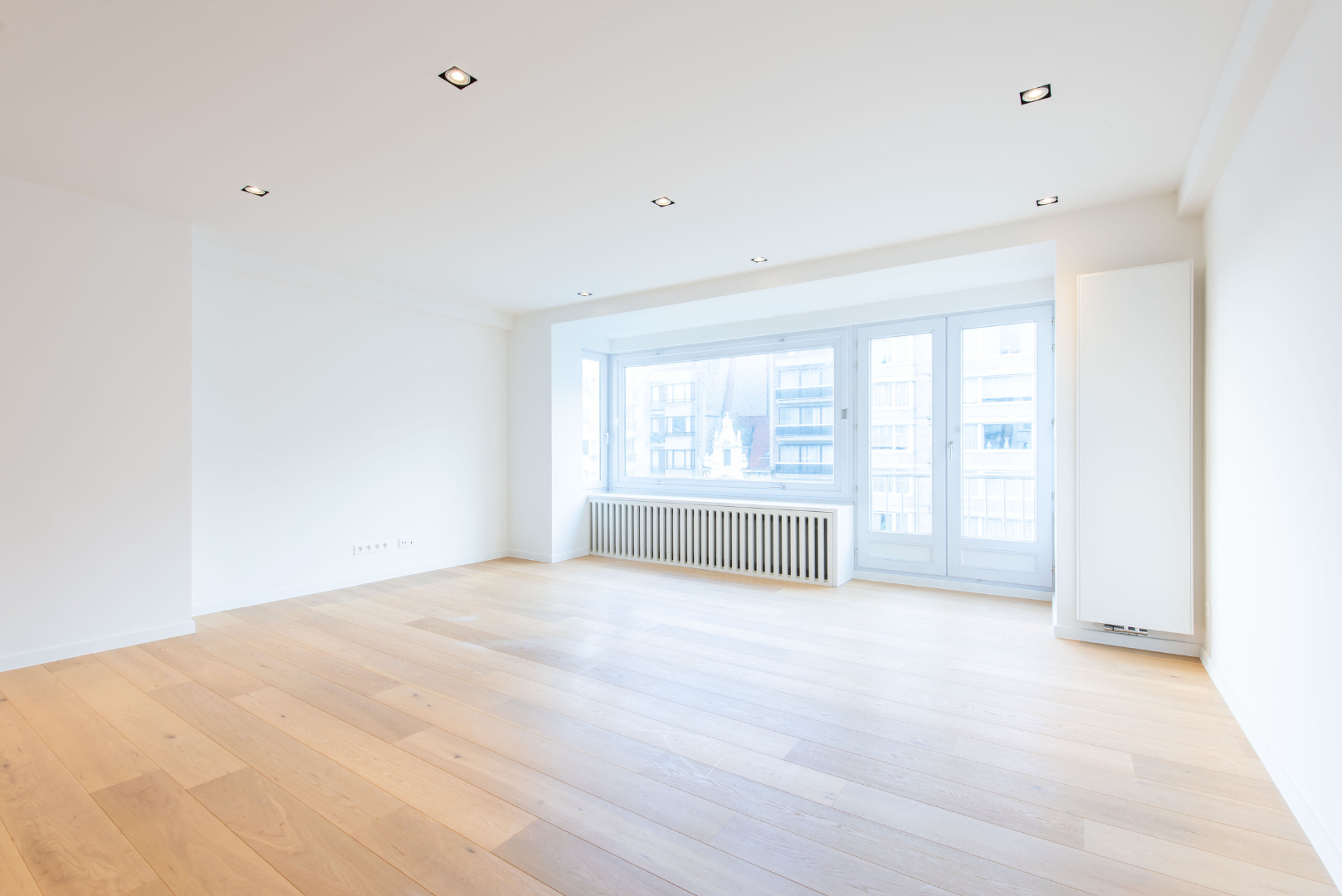 PRACHTIG GERENOVEERD APP. GELEGEN LEOPOLD II LAAN - TOPLIGGING 