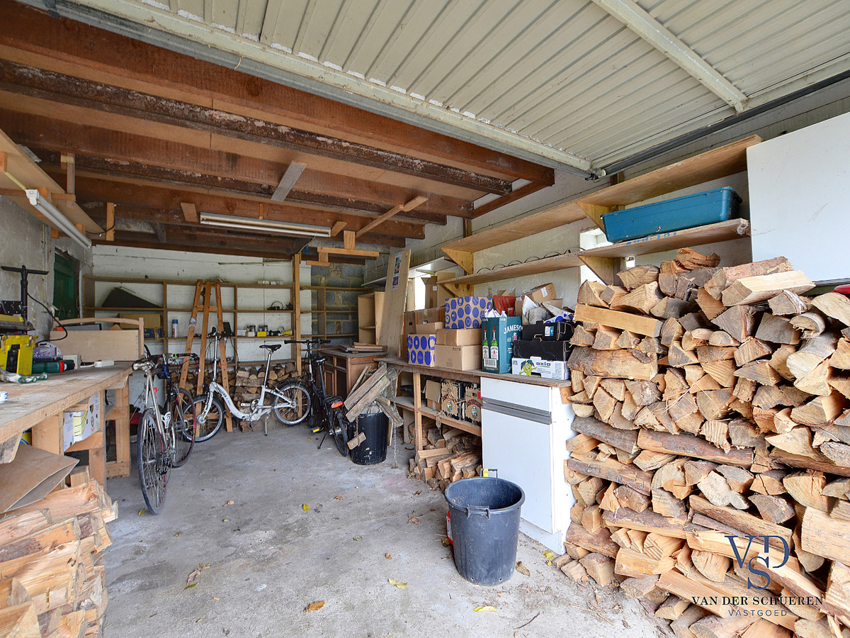 Karaktervolle, te renoveren woning (op bijna 900 m²). 