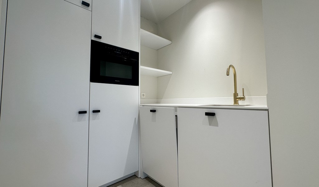 Stijlvol handelspand te huur langs Kortrijksesteenweg in Sint-Martens-Latem