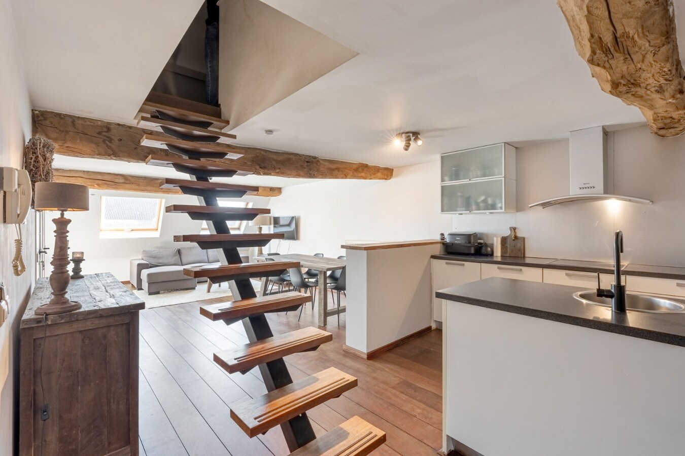 Comfortabel duplex appartement op de 3de en 4de verdieping van een kleinschalige residentie op een steenworp van de historische markt! 