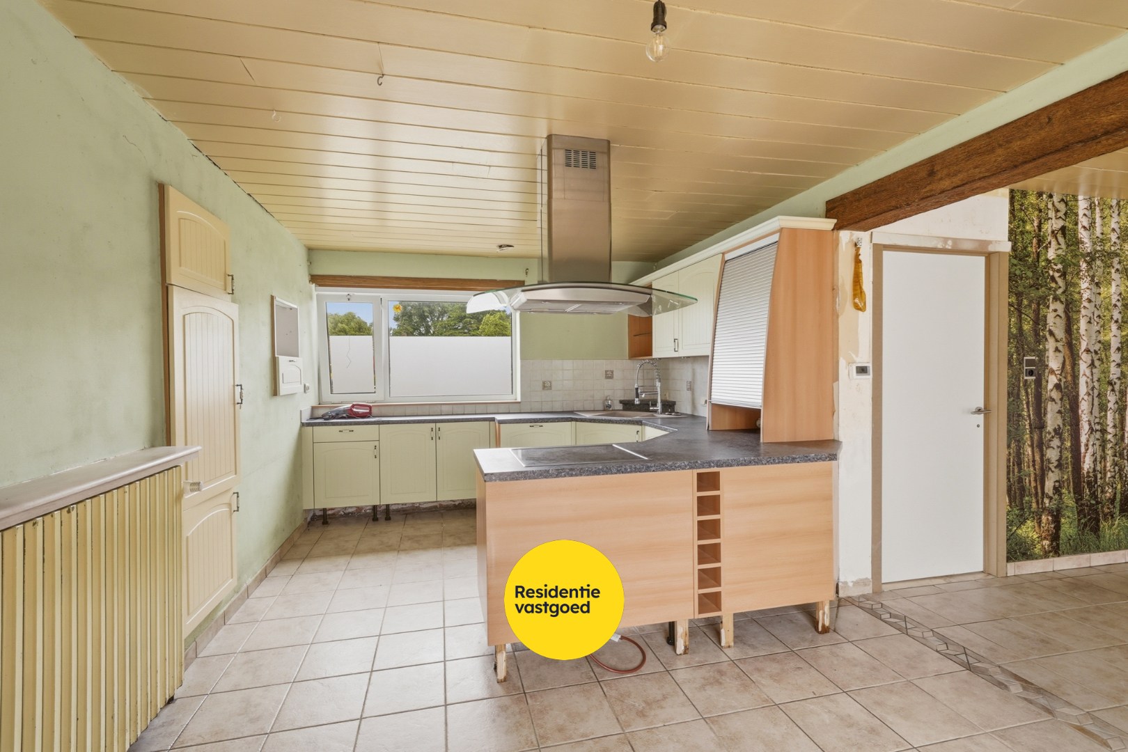 Vrijstaande bungalow met veel potentieel langs het water in hartje Oudenburg 