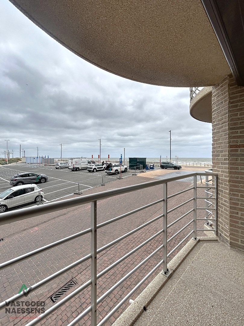 Studio prêt à emménager avec beaucoup de lumière naturelle et vue sur la mer. 