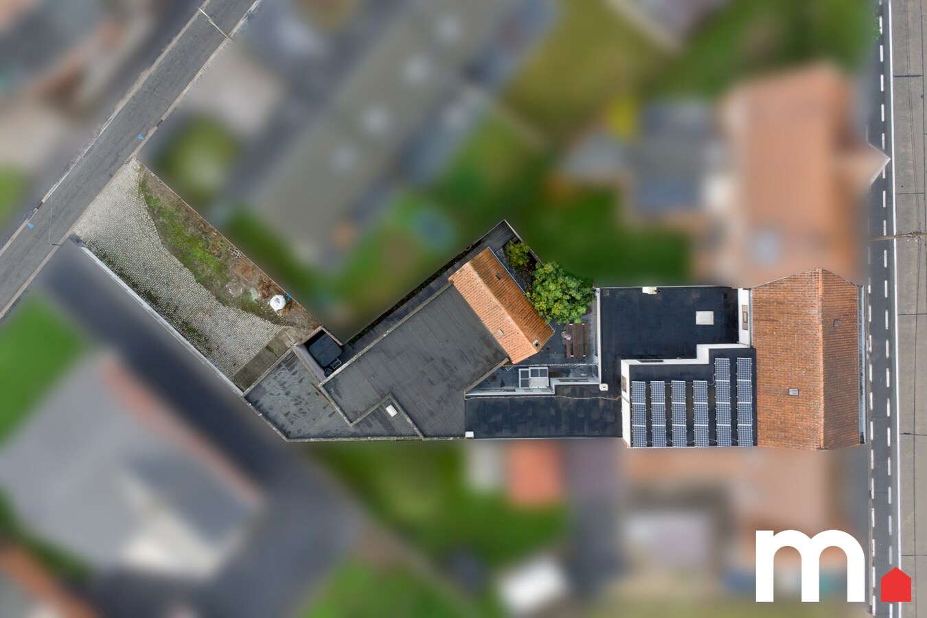 Instapklare woning met Loods van 170m² met uitweg te Zwevegem met 324 m² bewoonbare oppervlakte ! 