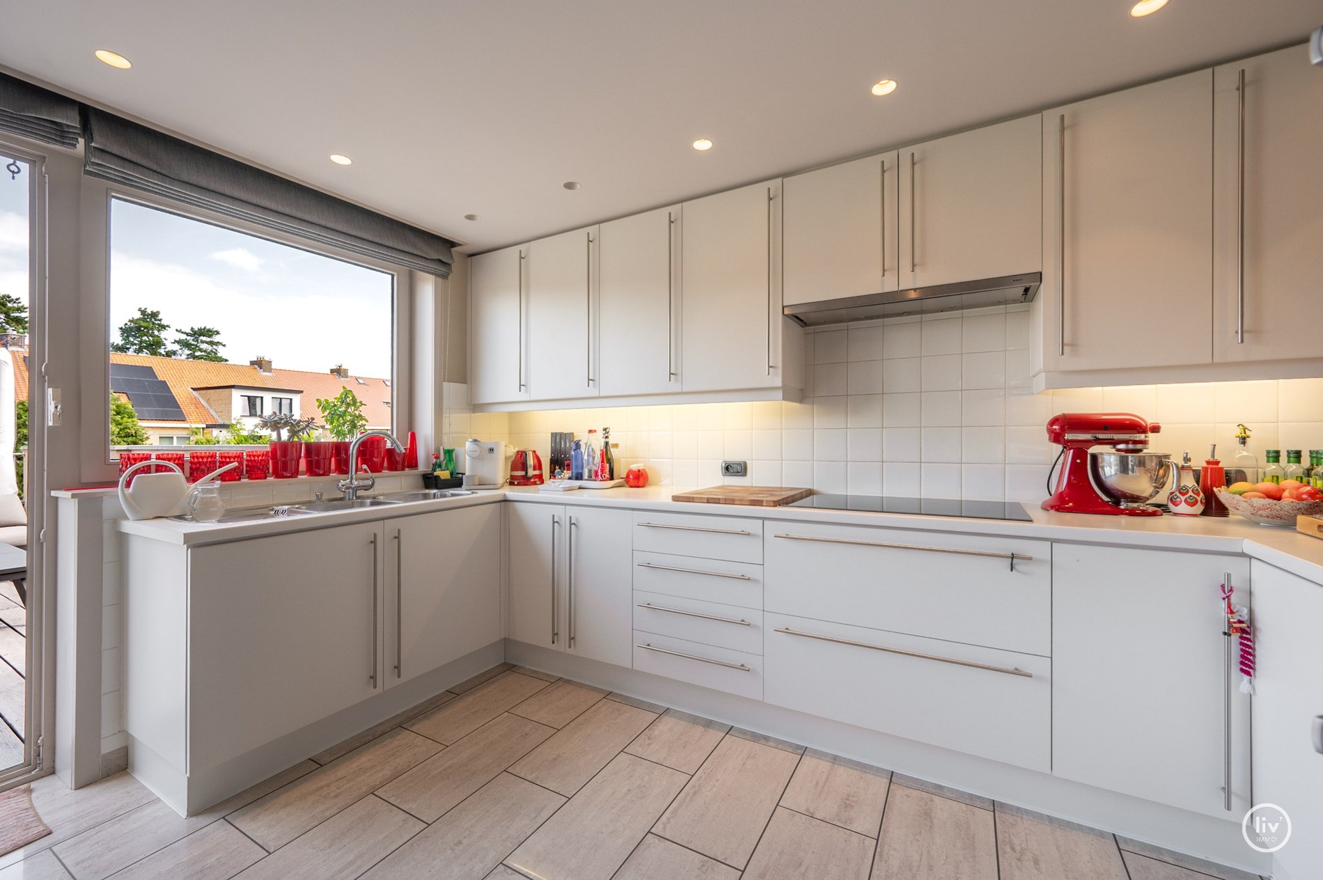 Fraaie bel-étage woning in het centrum van Knokke met Schoonheidssalon op het gelijkvloers. 