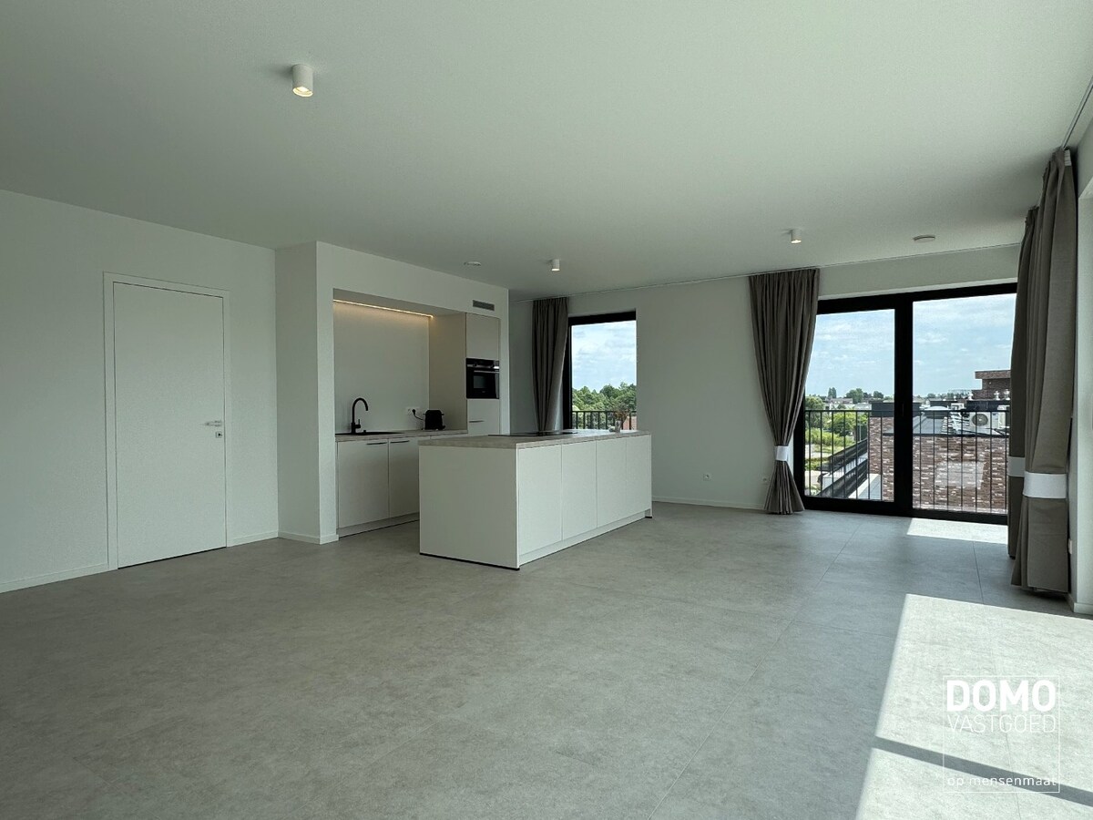 PENTHOUSE MET 2 SLAAPKAMERS, RUIM TERRAS EN AUTOSTANDPLAATS TE KERMT 