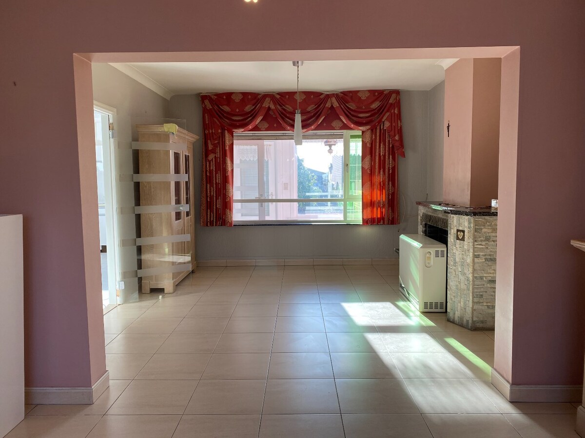 Ruime halfopen woning met garage, 3 slaapkamers en tuin 